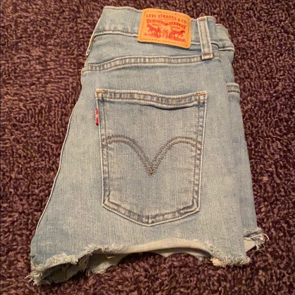 LEVIS Dandelion’s & Flower Shorts💖😍🌸 - Picture 2 of 6